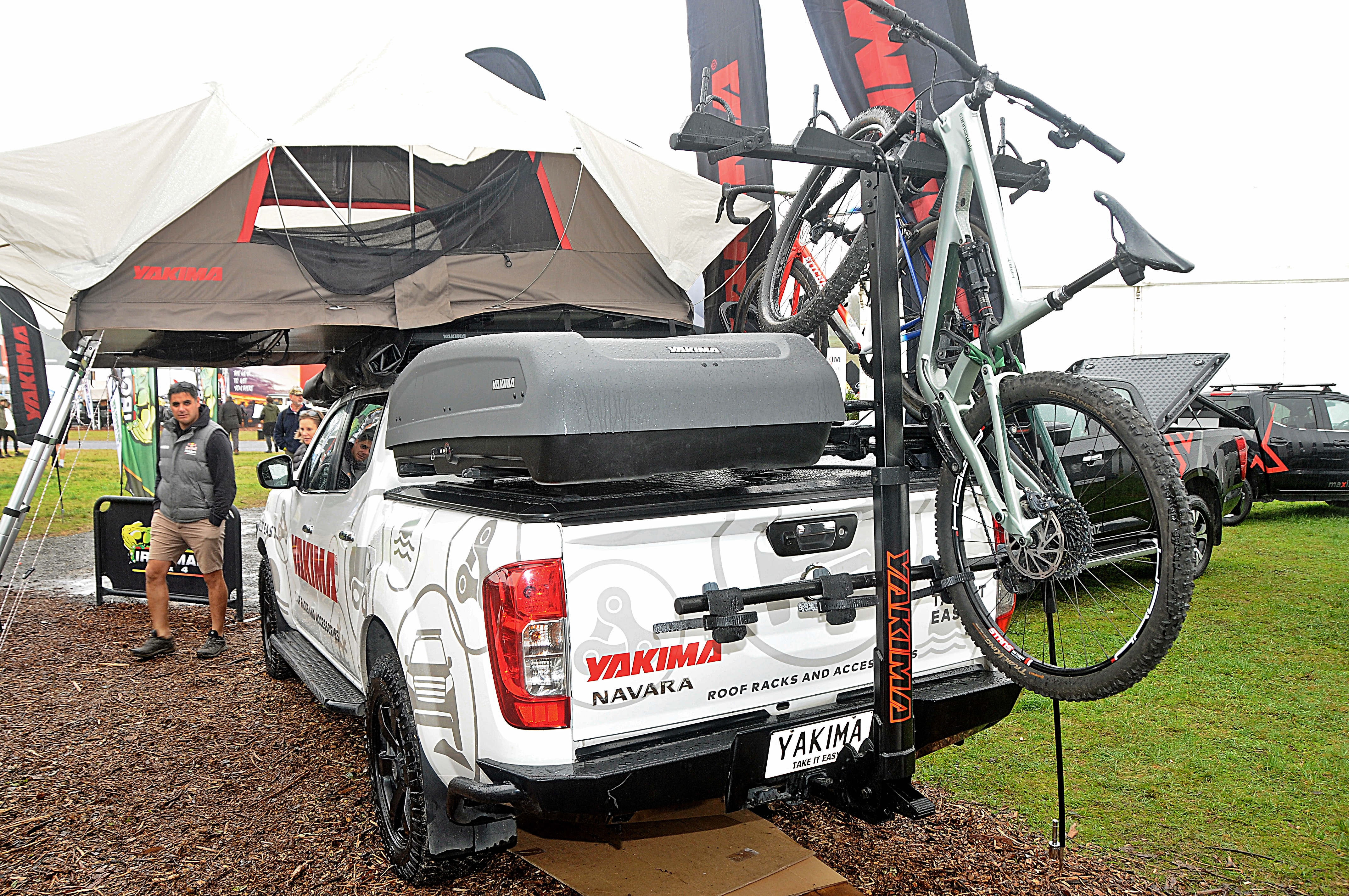 HangOver hitch style bike carrier on Nissan Navara 